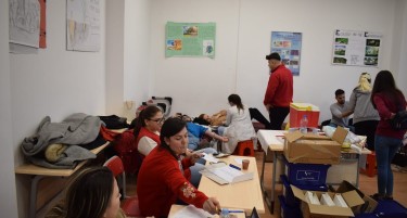 Организирана втора крводарителна акција на МБУ – над 50 студенти и вработени даруваа крв