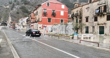 (ФОТО И ВИДЕО) Силна бура во Далмација - автомобили пловат по улиците поплавени од морето