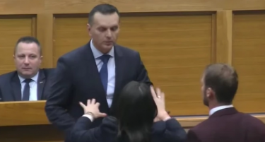 (ВИДЕО) Министер му удри шлаканица на пратеник