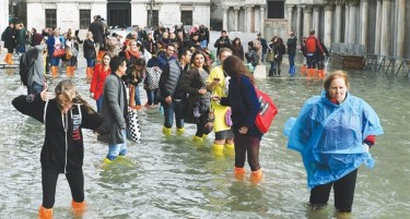 (ФОТО+ВИДЕО) Италијанците го слават Божиќ во поплавената Венеција