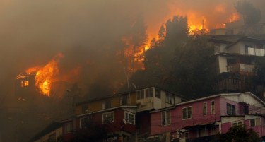 (ФОТО+ВИДЕО) Уште еден град уништен во пожар, на Божиќ граѓаните спасуваа жива глава