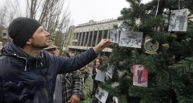 (ФОТО) Во „градот на духови“ по 33 години накитена Божиќна елка