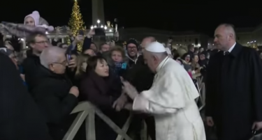 ВИДЕО: Погледнете како папата се лути, а знае и да потчукне