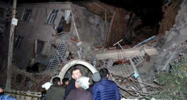 (ВИДЕО+ФОТО) ДРАМА И ОЧАЈ ВО ТУРЦИЈА - најмалку 18 луѓе загинаа во разорниот земјотрес