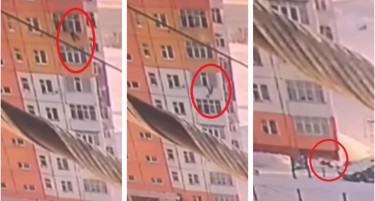ШОКИРАЧКО ВИДЕО - жена во Сибир паѓа од 9 кат, си станува и си оди