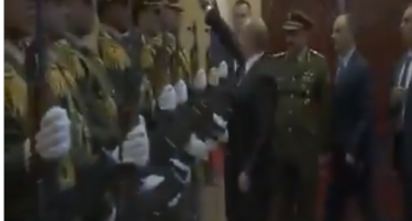 Кога моќниот Путин ќе се наведне и ќе му ја намести капата на војникот