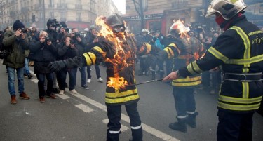 (ВИДЕО) НАСИЛНИ ПРОТЕСТИ ВО ПАРИЗ: Пожарникарите се палеа, полицајците тепаа