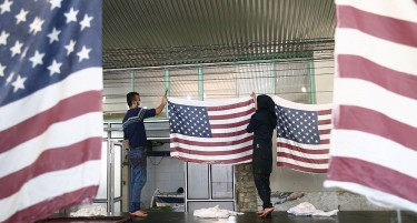 Бизарна економија: Во Иран фабрика произведува знамиња за палење