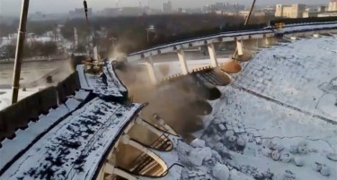 (ВИДЕО) ТРАГЕДИЈА ВО РУСИЈА: Работник загина откако се урна покрив на спортски објект