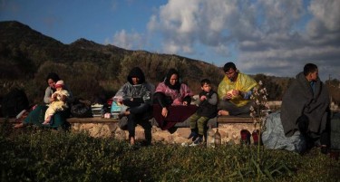 Грција ги вклучи рибарите и ловџиите во сопирањето на бегалскиот бран на реката Марица