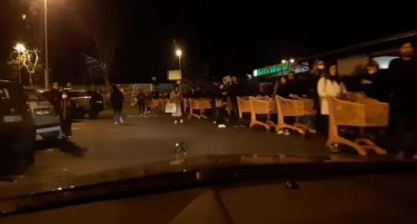 (ВИДЕО) ПАНИКА ВО ИТАЛИЈА: Од ноќеска чекаат пред продавниците за да купат храна