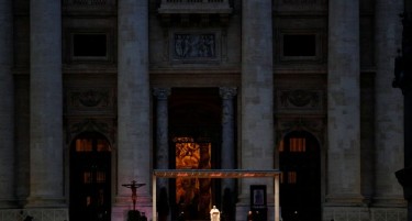 Драматични фотографии од молитвата на Папата Франциск