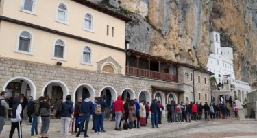Острошки манастир започна со богослужба, илјадници верници на литургија