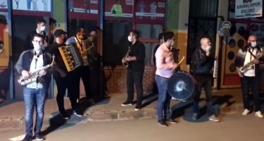 (ВИДЕО) Стара македонска музика ечи во Турција за време на полициски час