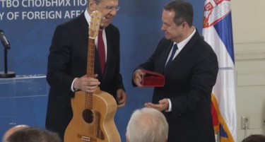 Дачиќ му запеа и на Лавров: Гитара за гостинот