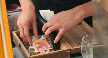 Поради пандемијата „испразнети“ се банкоматите во една балканска земја