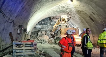 (ВИДЕО) Се сруши најдолиот тунел во Бугарија, затрупани тројца работници