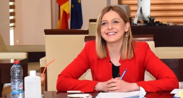 ФОТО: Купувам домашно - министерката Ангеловска појадува во својот кабинет