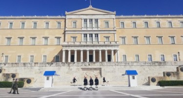 Во Грција само 41 новозаразени, од кои 11 се туристи