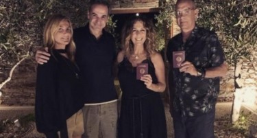 Мицотакис се пофали: Оскаровецот Том Хенкс и сопругата Рита станаа грчки државјани