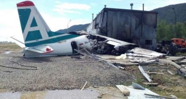 Авион се урна врз зграда во грчко село