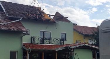 (ВИДЕО) Ветер во Хрватска корнеше дрвја и носеше покриви