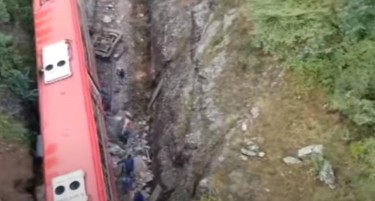 (ВИДЕО) ВОЗ ИЗЛЕТА ОД ШИНИТЕ - паднала карпа на пругата