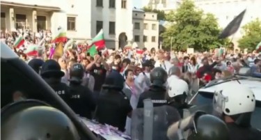 (ВИДЕО) ЖЕШКО ВО БУГАРИЈА - илјадници демонстранти и 45 повредени