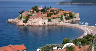 Црна Гора ги олесни мерките: Граѓаните од регионот може да влезат и со серолошки тест