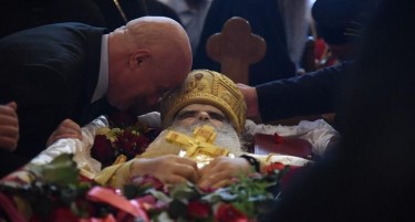 Погреб на Амфилохије: Обезбедени се маски, граѓаните го бакнуваат починатиот