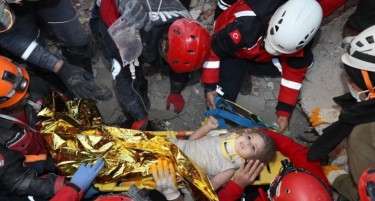 ИМА САМО 4 ГОДИНИ: По 4 дена девојче е извадено живо од под урнатините во Измир