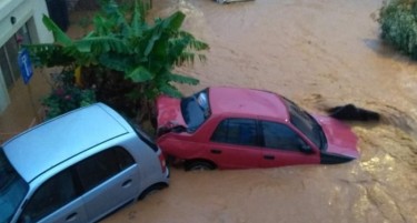 (ФОТО) МЕШТАНИТЕ БАРААТ СПАС НА ПОКРИВИТЕ:  Поплави има на грчкиот остров Крит