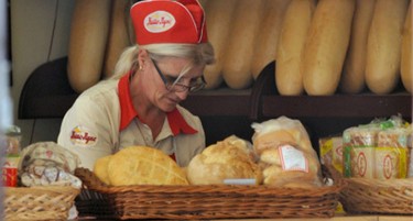 И во „корона“ мора да се јаде! Кој направи 13 милиони евра приход од леб, брашно и пецива?