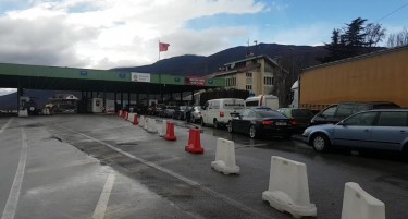 Грција затвора граничен премин со Албанија, откако беше фатен организиран криминал со потврди за негативни тестови во Корча