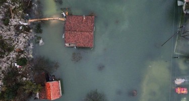 (ВИДЕО) ПОПЛАВИ: Во Далмација куќите се под вода