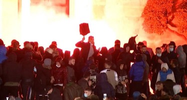 (ВИДЕО) Насилни протести во Тирана откако полицаец уби момче