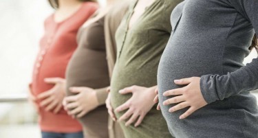 Бремените жени да не доаѓаат на работа се додека трае пандемијата - Владата ги потсетува газдите