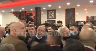 (ВИДЕО) Граѓанин во Митровица го нападна и навредуваше Албин Курти