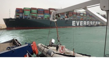 (ВИДЕО)КАТАСТРОФАТА ВО СУЕЦКИОТ КАНАЛ ВИДЛИВА И ОД ВСЕЛЕНАТА: Џиновскиот карго брод поместен за неколку сантиметри, не се знае кога ќе заплови
