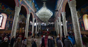 (ФОТОГАЛЕРИЈА) Православните верници го чествуваат Велики Петок