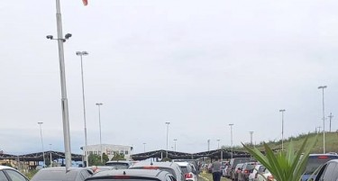 (ФОТО) На македонско-грчката граница се чека два часа за влез