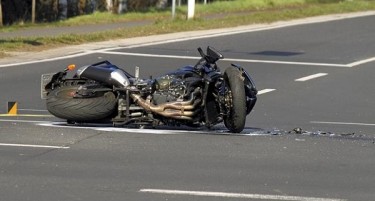 Мотоциклист удри во ограда и почина во центарот на Скопје