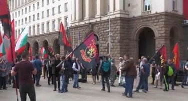 Приврзаниците на Каракачанов протестираа поради страв дека Петков ќе го тргне ветото за Македонија
