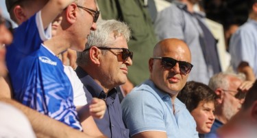 Ковачевски заедно со Ахмети, Груби и Џафери на прослава на титула на стадионот во Чаир