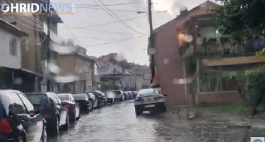 (ВИДЕО) Во невреме во Охрид оштетени се куќи и автомобили