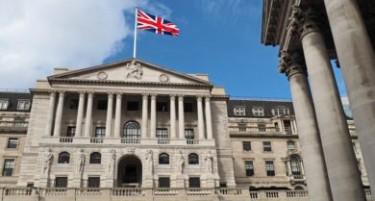 Банката на Англија ги зголемува каматните стапки, најмногу од 1995 година, брза да ја зауза инфлацијата