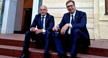 Вучиќ објави фотографија на која со Ковачевски седат на скали