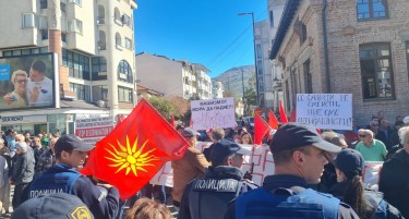 ФАКТОР НА ДЕНОТ: Отворен бугарски клуб Цар Борис Трети  во Охрид, граѓаните протестираа во знак на револт