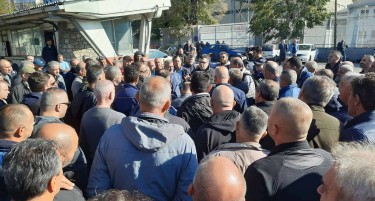 ЈСП и Град Скопје тврдат дека вработени го држат градот  во заложништво, тие раскажуваат за голготата низ која поминуваат (Видео)