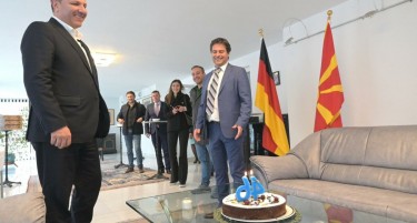 Во амбасадата во Берлин го изненадија Спасовски за 46-от роденден